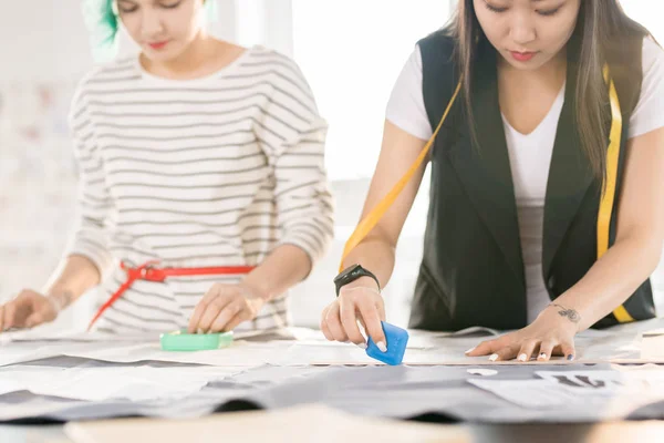 Porträt Zweier Kreativer Schneiderinnen Die Skizzen Zeichnen Und Muster Für — Stockfoto