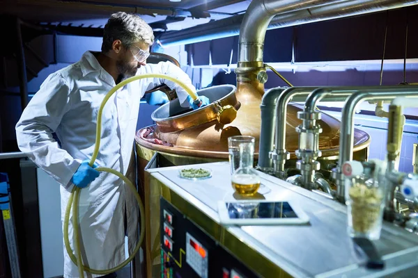 Selbstbewusster Arbeiter Mittleren Alters Einer Modernen Brauerei Mit Weißem Mantel — Stockfoto