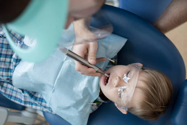 View Portrait Cute Little Boy Sitting Dental Chair While Dentist — Stock Photo, Image