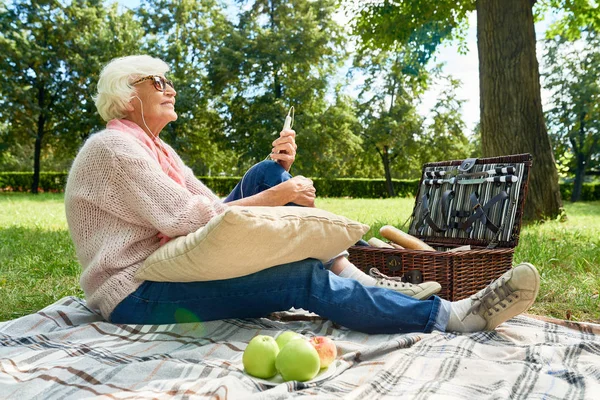 Ολόσωμο Πορτρέτο Χαρούμενα Ανώτερος Γυναίκας Ακούγοντας Μουσική Χρησιμοποιώντας Smartphone Κατά — Φωτογραφία Αρχείου