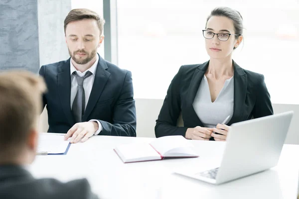 Ritratto Due Uomini Donne Affari Successo Che Ascoltano Partner Seduto — Foto Stock