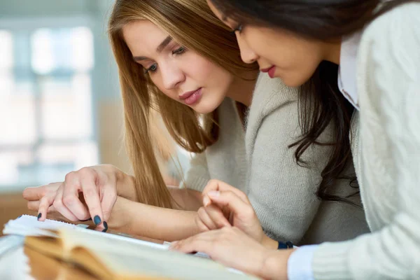 Retrato Duas Meninas Bonitas Estudando Notas Sentadas Mesa Sala Aula — Fotografia de Stock