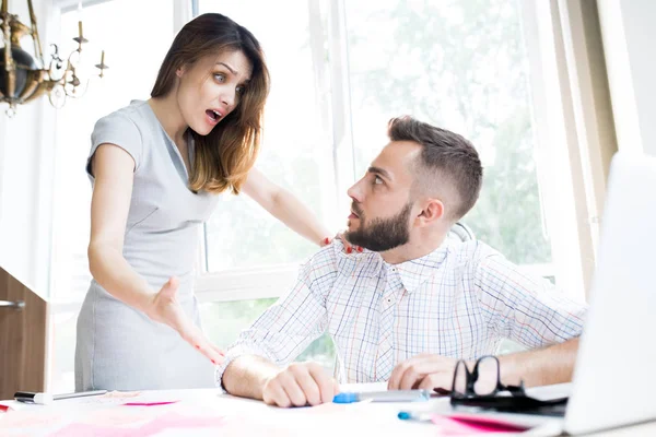 Portrait Agitated Businesswoman Looking Shocked While Explaining Something Handsome Colleague — Stock Photo, Image