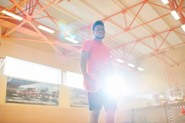 Guapo Atleta Negro Ropa Deportiva Pie Cancha Baloncesto Mirando Cámara — Foto de Stock