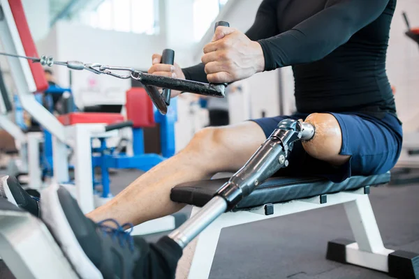 Protez Bacak Ağırlık Makinasıyla Spor Salonunda Dışarı Çalışırken Tanınmaz Kaslı — Stok fotoğraf