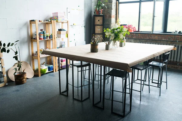 創造的な芸術空間インテリア木製テーブルの上にペイント ブラシとのショットの背景 ロフト スタイルのワーク ショップ — ストック写真