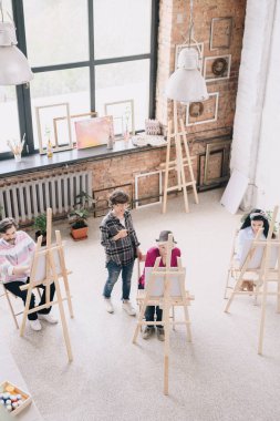 Öğrenciler görünümü portresi uzay çatı Sephalar art Studio tarafından yapılan ferah izlemek kadın resim öğretmeni ile oturan güneşli boyama