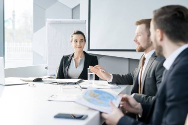 Grup gülümseyen kadın arkadaşları arıyor odaklanmak tablo konferans salonunda toplantı ve baþlangýç projeleri, tartışırken, oturan genç girişimcilerin