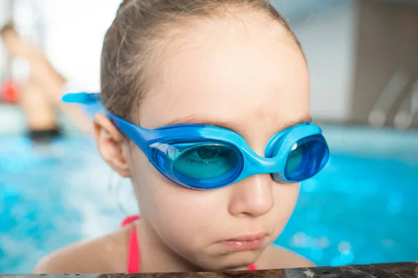 Primer Plano Niña Triste Con Gafas Natación Sentada Agua Tratando —  Fotos de Stock