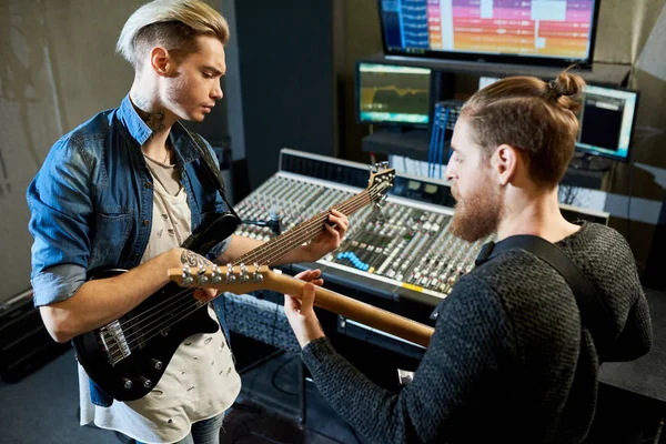 Dos Hombres Con Guitarras Tocando Juntos Mientras Hacen Una Nueva — Foto de Stock