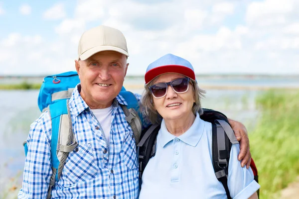 Retrato Casal Idoso Ativo Viajando Viagem Caminhada Sorrindo Olhando Para — Fotografia de Stock