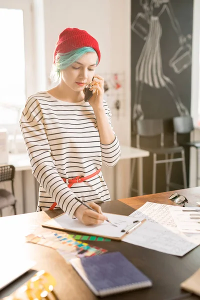 Porträt Einer Kreativen Modedesignerin Die Telefon Spricht Und Skizzen Für — Stockfoto