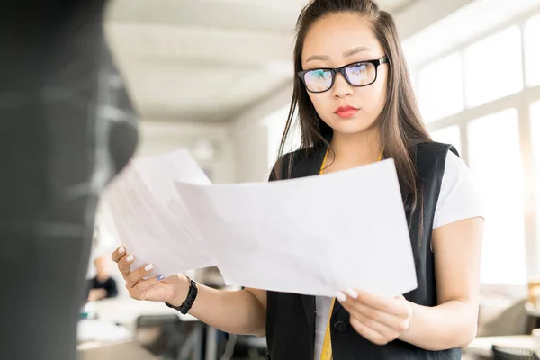 Taillenhoch Porträt Einer Fokussierten Asiatischen Frau Mit Brille Die Modedesign — Stockfoto