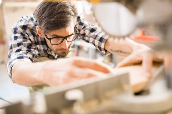 Porträtt Stilig Hantverkare Arbetar Med Trä Modern Snickare Shop Belysta — Stockfoto