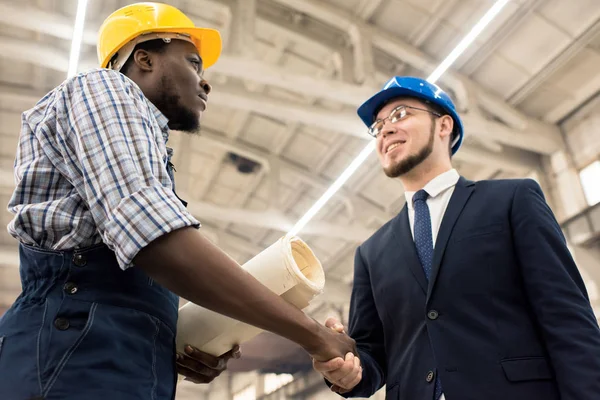 Låg Vinkel Syn Säker African American Ingenjör Bär Hardhat Och — Stockfoto