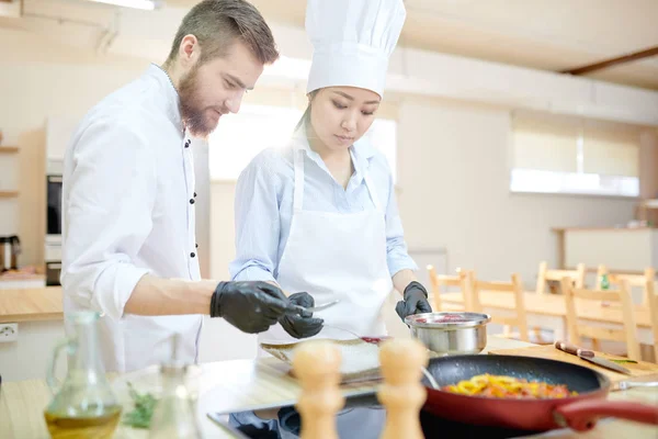 Modern Mutfak Kopya Alanı Lezzetli Yemekleri Pişirme Iki Profesyonel Şefler — Stok fotoğraf
