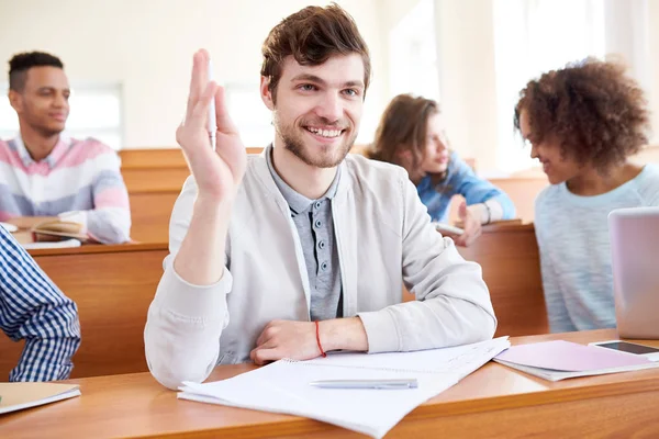 Fröhlich Aufgeregter Gutaussehender Bärtiger Studentenjunge Sitzt Holztisch Mit Offenem Arbeitsheft — Stockfoto