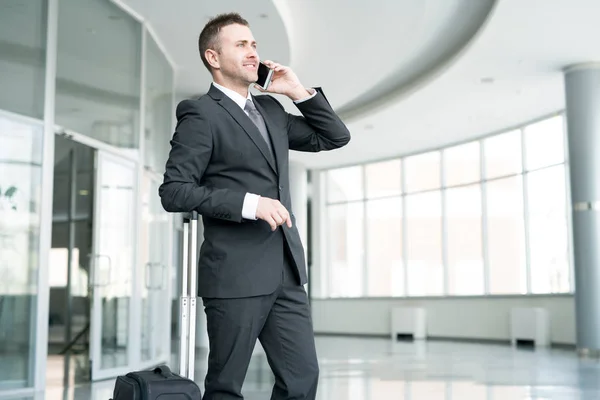 Портрет Успішного Бізнесмена Стоїть Залі Сучасного Аеропорту Розмовляє Телефону Усміхаючись — стокове фото