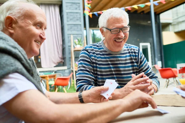 Portrait Two Cheerful Seniors Playing Card Game Lunch Table Outdoor — Stock Photo, Image