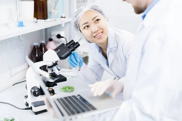 Vista Cosecha Sonriente Microbióloga Femenina Pie Ocular Del Microscopio Con — Foto de Stock