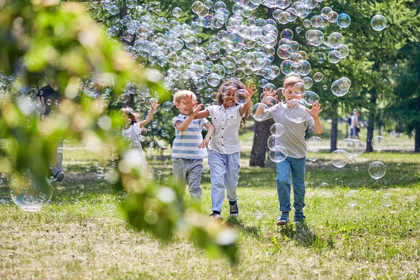 Roztomilé Malé Děti Široké Úsměvy Jejich Tvářích Běží Směrem Fotoaparátu — Stock fotografie