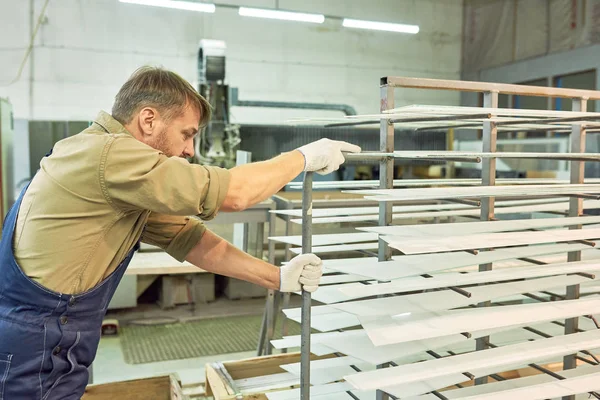 Porträt Eines Reifen Fabrikarbeiters Der Mit Glasscheiben Durch Die Werkstatt — Stockfoto