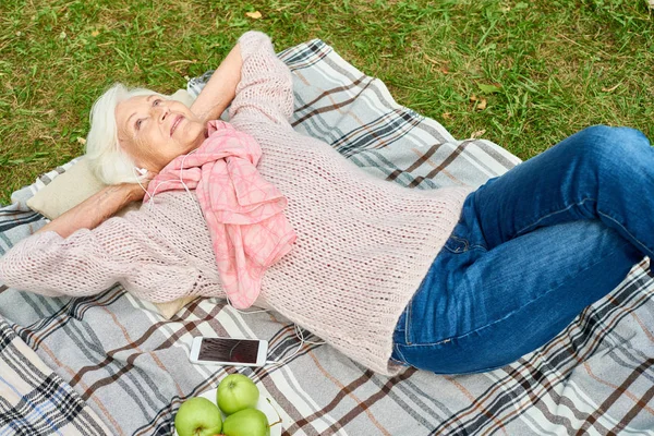 Alto Angolo Vista Ritratto Donna Anziana Sorridente Sdraiata Sulla Coperta — Foto Stock