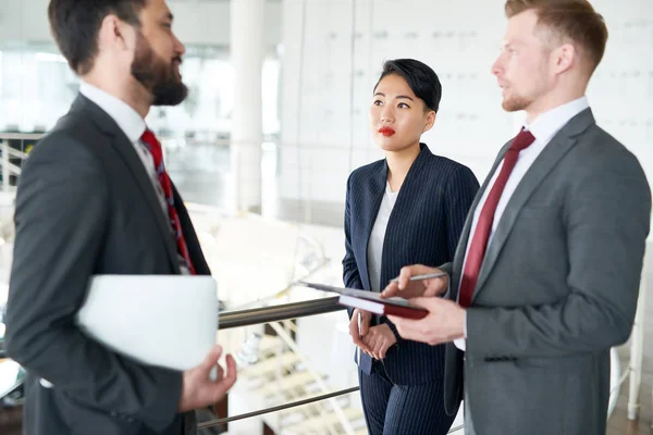 Reunión Informal Amplio Vestíbulo Oficina Equipo Multiétnico Trabajadores Cuello Blanco — Foto de Stock