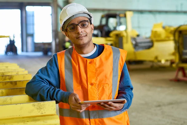 Midja Upp Porträtt Glada Mellanöstern Ingenjör Anläggning Digital Tablett Poserar — Stockfoto