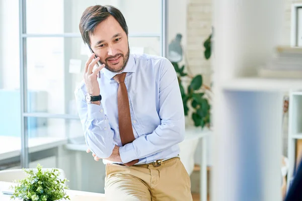 Hombre Barbudo Moda Sentado Oficina Moderna Luz Hablando Teléfono Inteligente — Foto de Stock