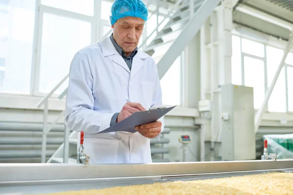 Cintura Para Cima Retrato Trabalhador Fábrica Sênior Indústria Alimentos Segurando — Fotografia de Stock