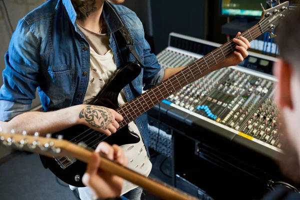 Cortar Tiro Artistas Modernos Tocando Guitarras Estúdio Som Enquanto Colabora — Fotografia de Stock