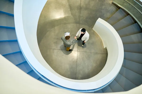Doğrudan Müzakerelerin Başarıyla Tamamlayan Tokalaşırken Ortakları Görünümünü Modern Ofis Tutulur — Stok fotoğraf