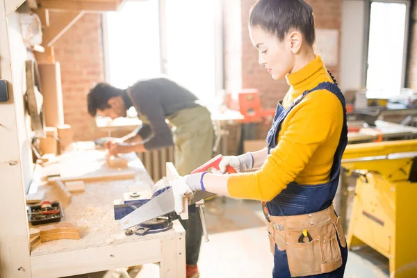 Portrait Latéral Artisan Féminin Souriant Découpant Bois Tout Travaillant Avec — Photo