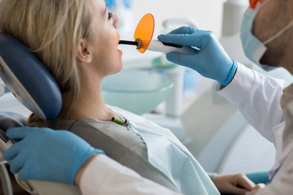 Homem Colheita Luvas Usando Ultravioleta Para Fazer Enchimento Dente Para — Fotografia de Stock