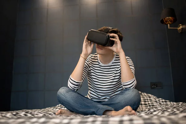 Jonge Man Met Behulp Van Virtual Reality Headset Zittend Bed — Stockfoto