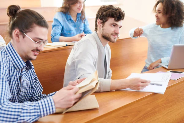 Étudiant Barbu Curieux Positif Parlant Conférencier Tout Participant Discussion Classe — Photo