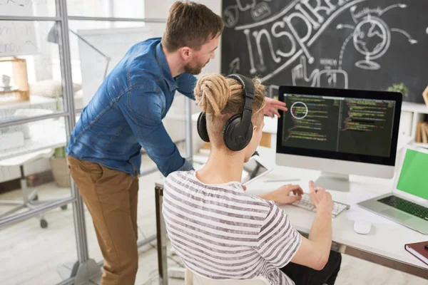 Achteraanzicht Portret Van Twee Hedendaagse Jonge Mannen Vrijetijdskleding Coding Ruimte — Stockfoto