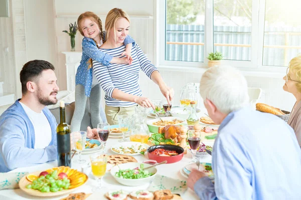 Portrét Rodina Těší Večeři Sedí Kolem Sváteční Stůl Chutnými Pokrmy — Stock fotografie