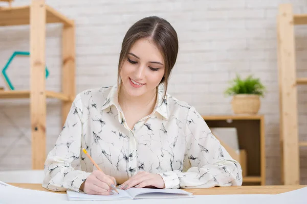 Taillenbild Einer Hübschen Jungunternehmerin Die Schreibtisch Sitzt Und Sich Die — Stockfoto