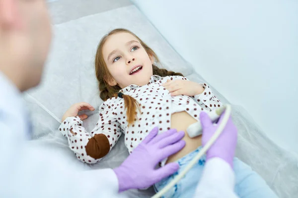 Crop Close View Doctor Examining Little Girl Lying Medical Couch — Stock Photo, Image