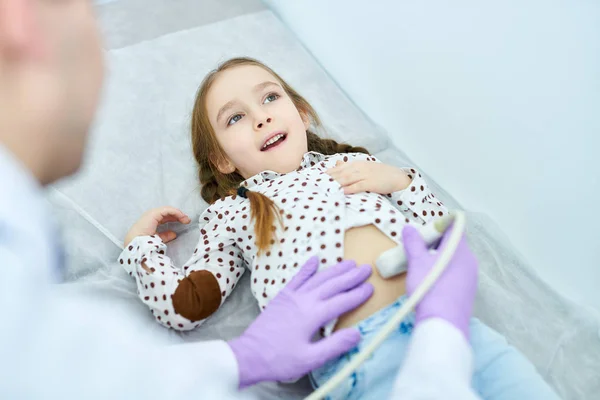 Vista Perto Colheita Médico Examinando Menina Deitada Sofá Médico — Fotografia de Stock