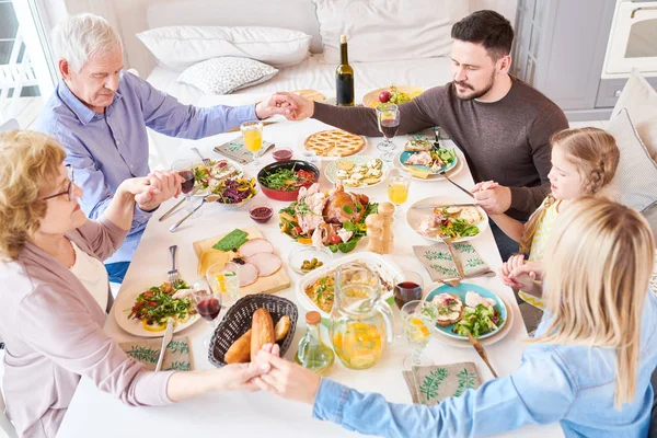 Retrato Alto Ângulo Grande Família Feliz Juntando Mãos Oração Jantar — Fotografia de Stock
