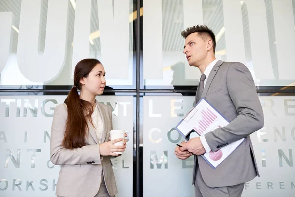 Cintura Para Cima Retrato Dois Empresários Homem Mulher Conversando Uns — Fotografia de Stock