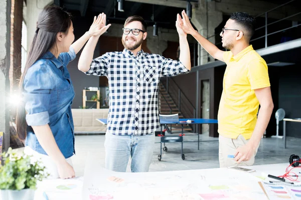 Porträtt Creative Business Team Högt Fem Glatt Efter Framgångsrikt Avslutat — Stockfoto