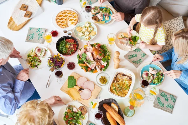 Diretamente Acima Vista Grande Família Feliz Sentada Mesa Jantar Desfrutando — Fotografia de Stock