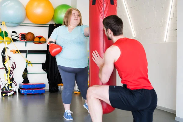 Retrato Cuerpo Entero Una Joven Obesa Golpeando Saco Boxeo Gimnasio — Foto de Stock