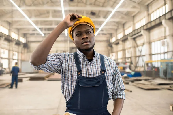 Portrait Jeune Technicien Afro Américain Portant Casque Global Protecteur Debout — Photo