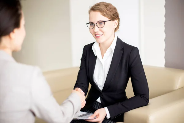 Portraitaufnahme Eines Attraktiven Jungen Managers Mit Brille Beim Händeschütteln Des — Stockfoto