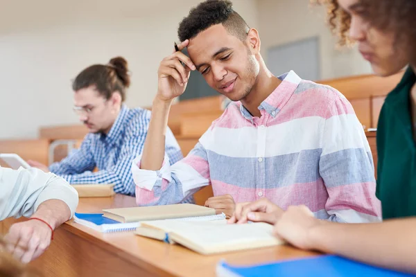 Afroamerikanischer Student Sitzt Schreibtisch Und Lernt Mit Seinen Kommilitonen — Stockfoto